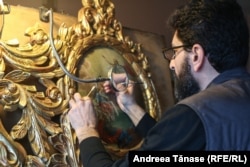 Pictorul Haik Azarian restaurează o icoană veche de la Biserica Armeană din Botoșani, în atelierul său din București.