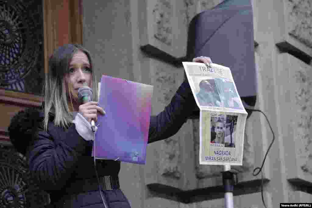 Okupljenima se obratila i novinarka i glavna urednica &quot;Podrinskih&quot; iz Šapca Isidora Kovačević koja je rekla da su 17. decembra u tom gradu osvanule poternice za njom. Ona je pozvala tužilaštvo i policiju da reaguju kako se &quot;takvi pozivi na linč nikome ne bi ponovili&quot;.