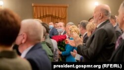 La ceremonia de inaugurare a lui Vadim Krasnoselski a participat și ambasadorul Federaţiei Ruse în Republica Moldova, Oleg Vasnețov (c).