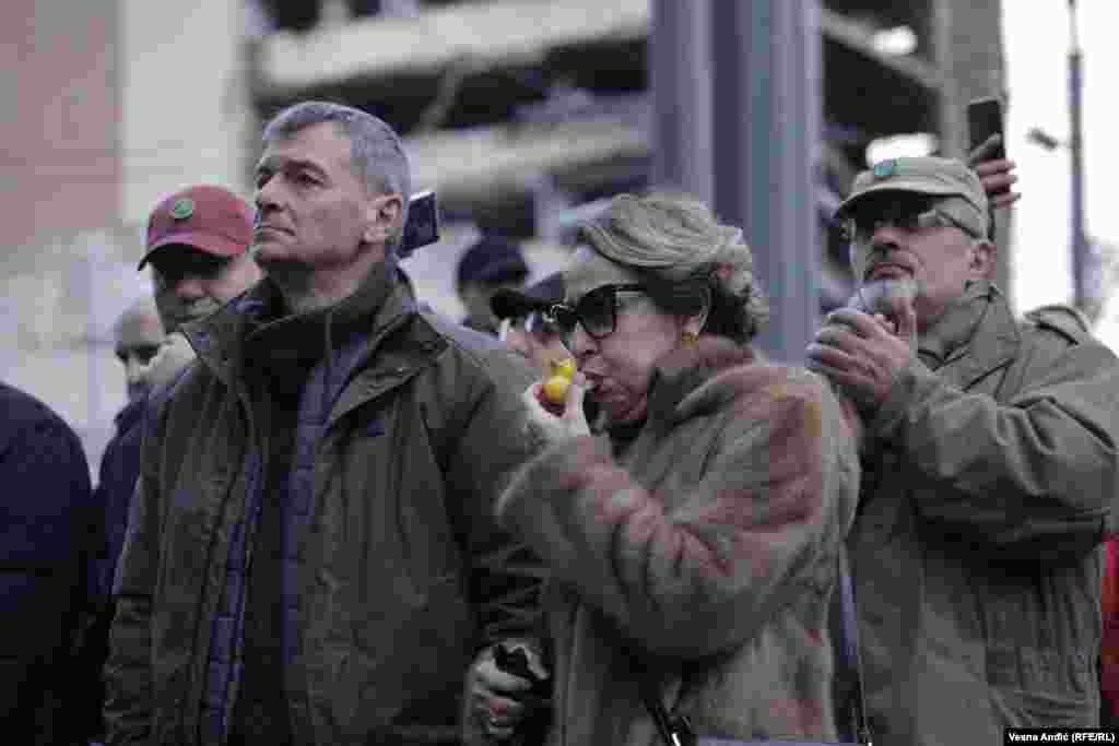 Glumica Svetlana Bojković je obraćajući se okupljenima rekla da se protesti moraju nastaviti jer je u pitanju &quot;naš opstanak i naše zdravlje&quot;.