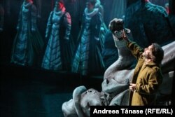 Actorul Marius Turdeanu joacă în spectacolul „Pe drumul Crăciunului, alături de Corul Național de Cameră „Madrigal – Marin Constantin”.