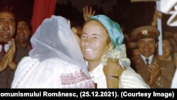 „Elena Ceaușescu ura femeile, dar la înscăunarea lui Ceaușescu, când a fost ales secretar al Comitetului Central, ea s-a folosit de soțiile demnitarilor comuniști pentru a face lobby, ca Ceaușescu să fie votat de ele”, spune Mihai Băcanu.