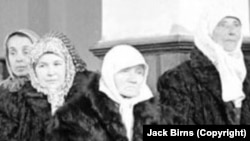 Мюсюлманки от България на гарата в Одрин, 1950 г. Детайл от снимката, направена от Джак Бърнс.