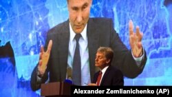 Dmitri Peskov în timpul unei videconferințe de presă a președintelui Vladimir Putin, Modcova, 17 decembrie 2020.