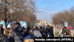 Учениците од Гимназијата во Суботица на протестна прошетка до Средното медицинско училиште за поддршка на учениците во училишната блокада, 4 февруари 2025 година.