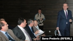 Miomir Mugoša stiže na sastanak u Skupštini Podgorice, novembar 2010.