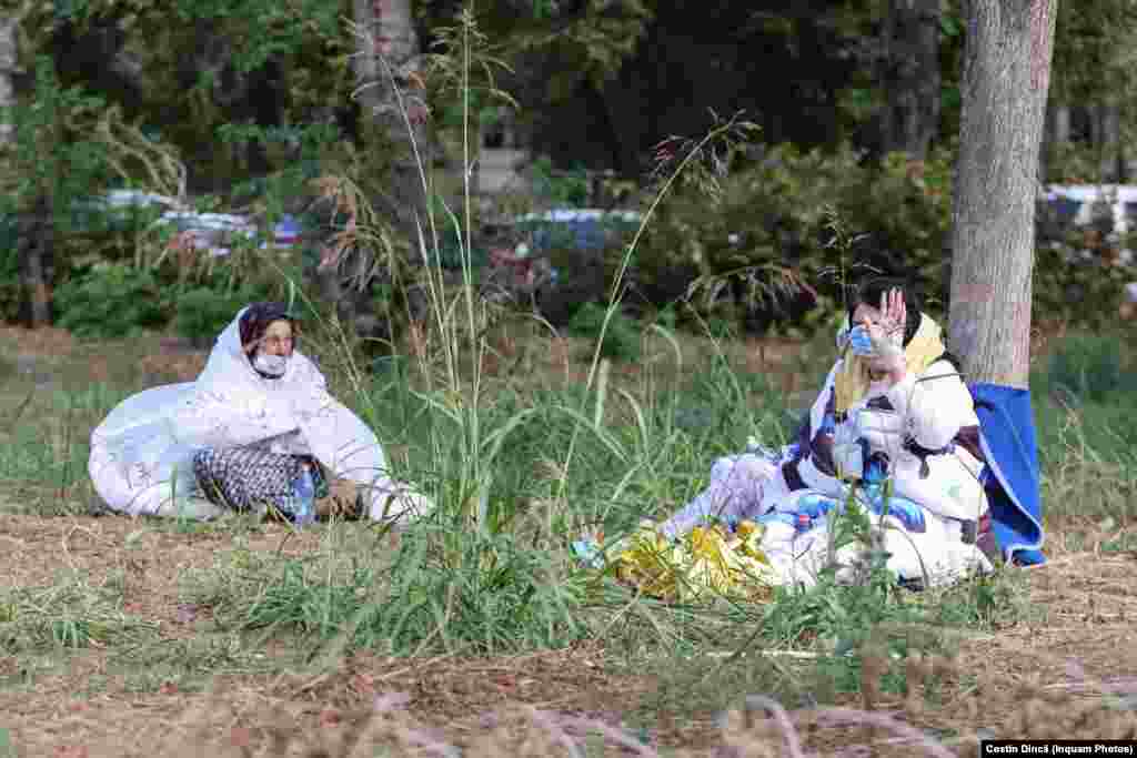 Unii pacienți au primit îngrijiri chiar în curtea spitalului, după ce au fost scoși din clădire pe geam.&nbsp;