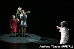 Actrița Ofelia Popii și actorul Marius Turdeanu, în timpul spectacolului „Pe drumul Crăciunului.