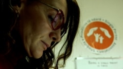 Gruaja që u doli në krah nënave vetushqyese