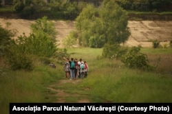 Copii în Parcul Natural Văcărești din Capitală.