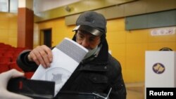 Opozicione stranke na Kosovu ne podržavaju zahtev za odlaganje lokalnih izbora, koji su zakazani za 17. oktobar ove godine. (Foto: Građanin u Prištini glasa na opštim izborima održanim 14. februara 2021.)