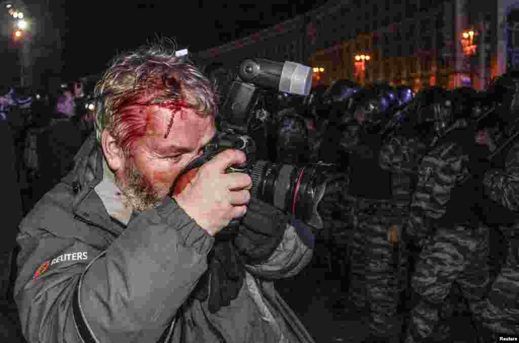 U okršajima policije i demonstranata povrijeđen je fotoreporter Reutersa, Gleb Garanich, Kijev, 30. novembar 2013. 
