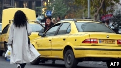 Жительница Ирана свободно идёт с непокрытой головой по улице Тегерана, 12 декабря 2024 года