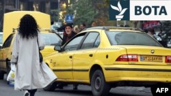 Një grua iraniane, pa hixhabin e detyrueshëm, ec në një rrugë në Teheran më 12 dhjetor 2024.