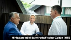 Jelentős változás történt a Fidesz kampánystábjában: információink szerint a 2004 óta a Fidesz kampányainak hivatalos vezetője, Gyürk András (jobbra) közös megegyezéssel távozott. A képen Orbán Viktor, Bohár Dániel és Gyürk András a Tranzit fesztiválon 2023. augusztus 25-én