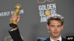 Остин Бътлър с наградата си "Златен глобус", 10 януари 2023 г.