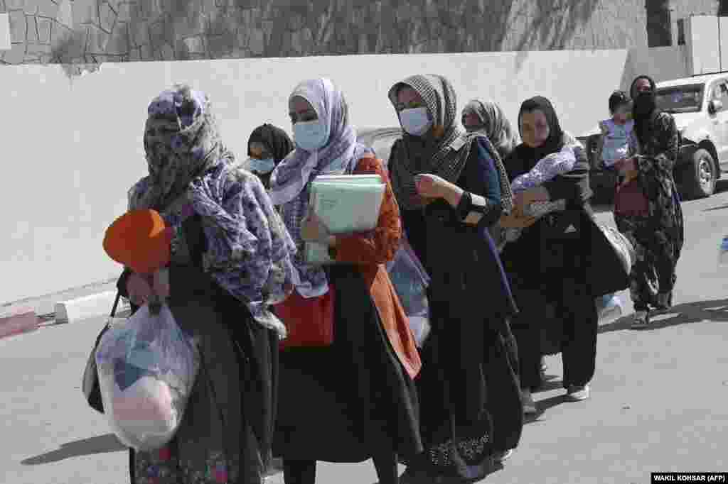 Hiljade Afganistanaca još uvijek se nada da će uspjeti da se ukrcaju na neke od posljednjih letova koji idu sa Međunarodnog aerodroma Hamid Karzai. I u subotu 28. avgusta ljudi su nastavili pristizati na glavni ulaz aerodroma u Kabulu.&nbsp;