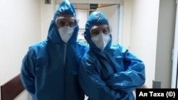 Д-р Ая Таха и д-р Сезен Хабилов са снимани в изолатора на болница "Пирогов"