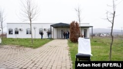 Zgrada u kojoj se održala komemoracija za ubijenu ženu u selu Stanoc, Opština Vučitrn. 