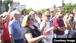 Participanți la protestul antiguvernamental organizat la îndemnul condamnatului fugar Ilan Șor lângă gara feroviară din Chișinău, pe 16 august 2025