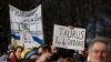 „Taurus pentru Ucraina” scrie pe pancarta unui participant la manifestația pro-ucraineană din capitala Germaniei, marcând doi ani de la începerea invaziei ruse. Berlin, 24 februarie 2024.

