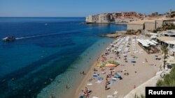 Ljudi na plaži Banje u Dubrovniku, Hrvatska, 28. srpnja 2020.