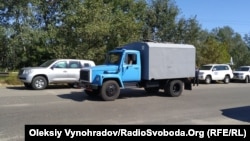 Автозак с украинскими заключенными въезжает на территорию города Счастье, 12 сентября 2019 года