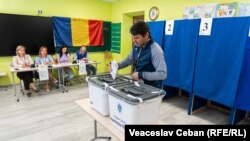 Moldoveni cu cetățenie română votează la alegerile prezidențiale din România, Chișinău, 2 mai 2025.