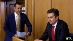 Кметът на София Васил Терзиев и зам.-кметът по финанси Иван Василев на извънредното заседание на СОС на 25 август 2025 г. В края на юли Василев каза, че ще се оттегли от поста си на фона на предстоящата смяна на банката, която обслужва Столичната община. 