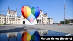 Un uriaș balon in culorile curcubeului instalat de Amnesty International în favoarea drepturilor LGBT în fața parlamentului maghiar pentru a protesta împotriva legii anti-LGBT, Budapesta, 8 iulie, 2021