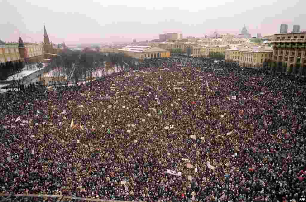 Aproximativ 100.000 de demonstranți se îndreaptă spre Kremlin, la Moscova, pe 20 ianuarie 1991. Mulți au cerut demisia președintelui sovietic Mihail Gorbaciov, protestând împotriva&nbsp; intervenției armatei sovietice împotriva autorităților lituaniene. Lituania a fost prima dintre republicile baltice care și-a proclamat independența, în martie 1990. URSS a recunoscut în cele din urmă ieșirea Lituaniei din componența sa, în septembrie 1991.&nbsp;