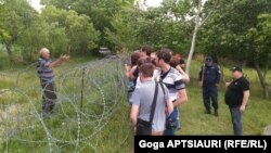 Группа молодых людей выразила протест против действий российских военных, передвинувших «пограничный» знак на несколько сотен метров вглубь территории, подконтрольной официальному Тбилиси