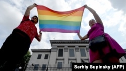 Нападенията срещу представители на ЛГБТ общността в Русия предизвикаха протести в различни точки на света. Русия е най-нетолерантна към еднополовите съюзи, разкрива проучването