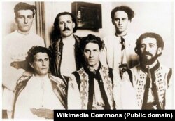 Imaginea îl înfățișează pe Corneliu Zelea Codreanu (centru, primul rând), fondatorul și liderul Gărzii de Fier, o mișcare politică românească, împreună cu membri ai Văcăreștenilor.