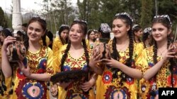 Fete sărbătorind Nowruzul la Dușanbe, în martie 2024.