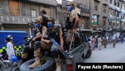 Katonák ellenőrzik a koronavírus pandémia miatt meghirdetett biztonsági intézkedések betartását Pesavarban, Pakisztánban, 2021. április 25-én