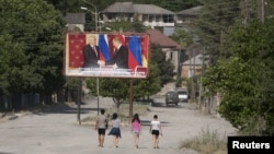 Популярный тренд о вхождении Южной Осетии в РФ от известного тандема Тибилов-Бибилов все еще греет душу югоосетинского обывателя, воздействует на него, словно медитация после тяжелого дня