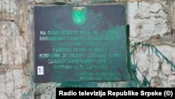 Ploča sa imenom Ratka Mladića, osuđenog za genocid i ratne zločine u Bosni i Hercegovini koja se nalazi na entitetskoj liniji razdvajanja između Sarajeva i Istočnog Sarajeva, prefarbana je zelenom bojom, 28. april 2025. 