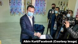 Albin Kurti duke votuar për zgjedhjet e përgjithshme të Shqipërisë, të mbajtura më 25 prill. 