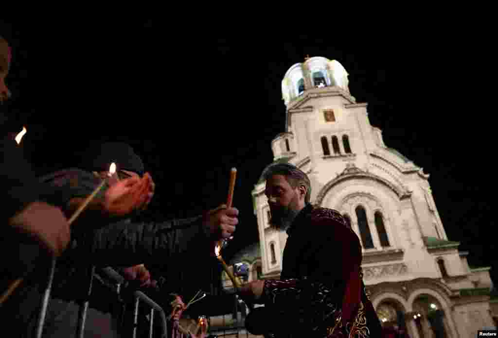 Vjernici pale svoje svijeće ispred hrama Svetog Aleksandra Nevskog, Sofija, Bugarska, 19. aprila 2025.
