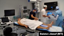 Pajzsmirigyműtéthez készülődnek Budapesten, 2019. október 21-én