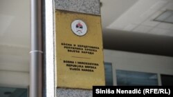 Tabla na ulazu u zgradu u kojoj se nalazi Vijeće naroda RS (arhivska fotografija)