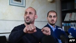 Ален Шмит и адвокатът му на пресконференция на 2 декември 2021 г.