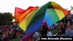 Oamenii sărbătoresc decizia Senatului chilian de a aproba legea care recunoaște căsătoriile între persoanele de acelați sex din Chile, Santiago de Chile, 7 decembrie 2021. 