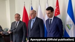 ოკუპირებული აფხაზეთის ყოფილი ე.წ. საგარეო საქმეთა მინისტრი, დაურ კოვე, ე.წ.პრეზიდენტი, ასლან ბჟანია და ახალი ე.წ. საგარეო მინისტრი, ინალ არძინბა