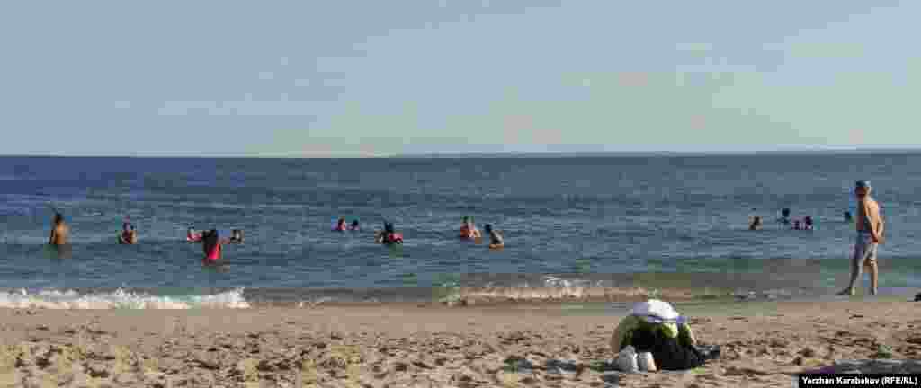 На пляже Брайтон-Бич открылся купальный сезон.