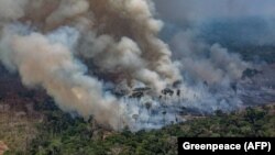 Архивска фотографија - чад од шумски пожари во Бразил, во сливот на Амазон. 24.08.2019. 
