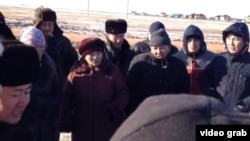 Жители села Коянды вблизи Астаны на акции протеста против сноса их домостроений. 27 октября 2014 года. 