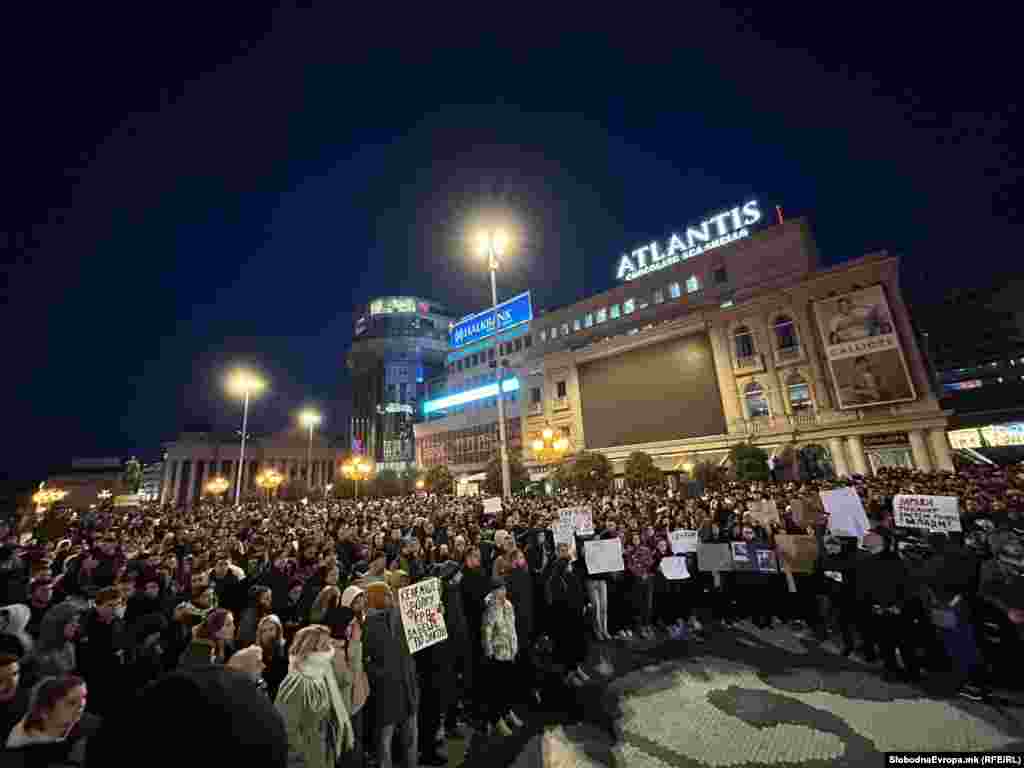 Речиси целиот собир помина во молк.