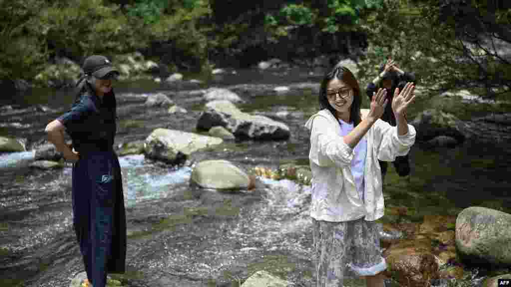 Közös játék a patakban. A női kommunák kritikusai azt állítják, hogy ezek képesek arra, hogy ellentétet szítsanak a férfiak és a nők között. Keke ezt tagadja. Szerinte a nőknek joguk van a saját életterük megválasztásához. „Megosztjuk egymással az életünket, a problémáinkat, az örömeinket. Könnyebb megértenünk egymást és empátiát tanúsítanunk a másik iránt” - teszi hozzá